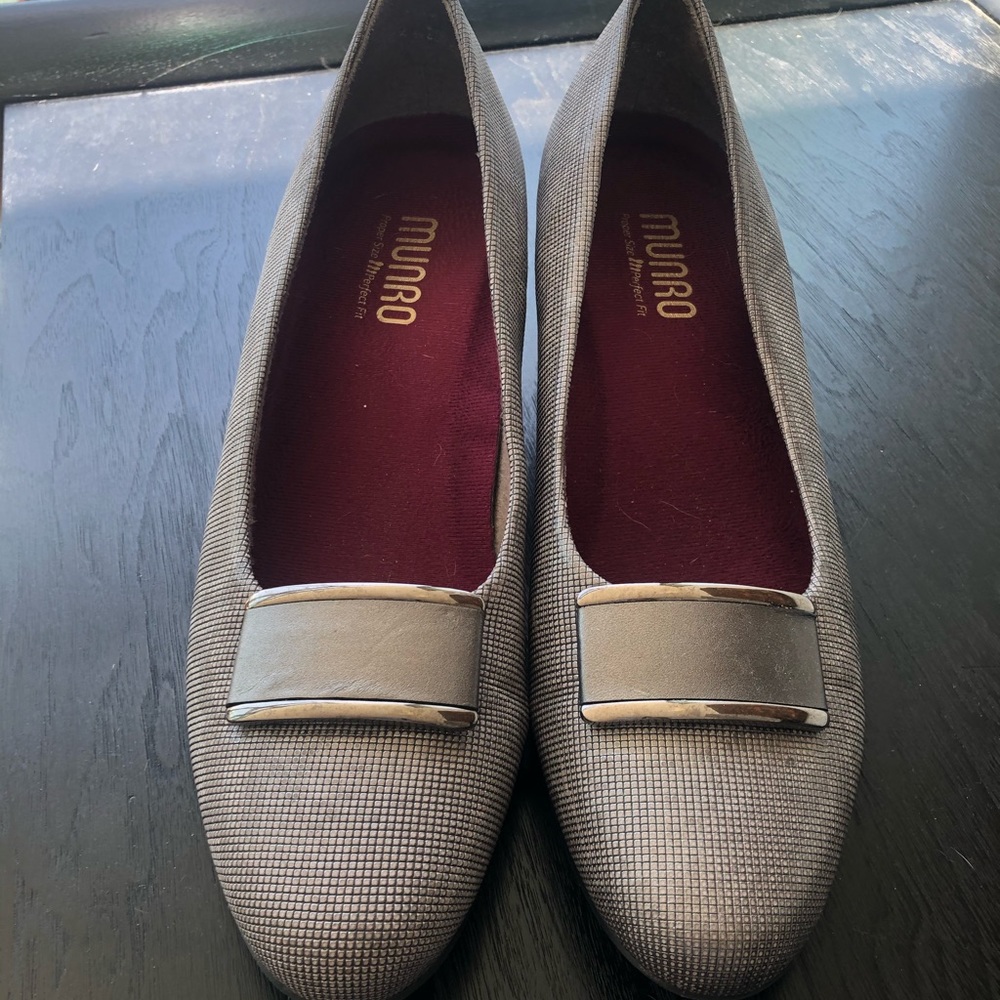 Beautiful Munro dress/casual shoes.  Never worn
